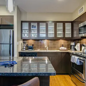 Apartment Abode 3 Bedroom Walk To Beale Autozone Park Restaurants, Memphis