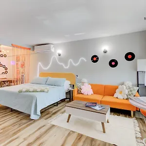 The Moose #10 - Stylish Loft With King Bed, Free Parking & Wi-fi Apartment